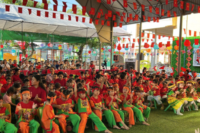 Bé vui hội trăng rằm