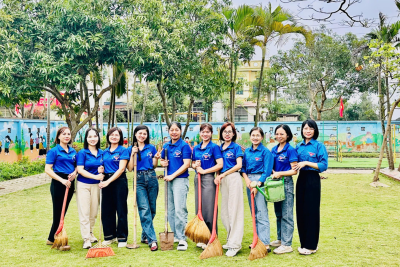 Hình ảnh chi đoàn thanh niên tham gia trồng cây chào năm mới